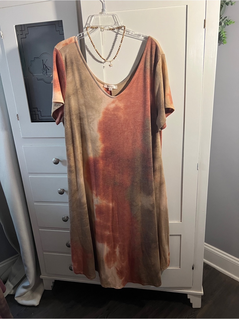 Emerald Multicolor Tie-Dye V-Neck Shift Dress in Rust, Olive & Cream - Picture 3 of 5